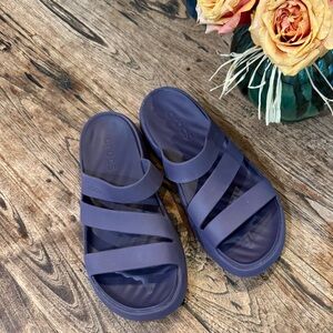CROCS Getaway Sandal - size 9, dark iris
